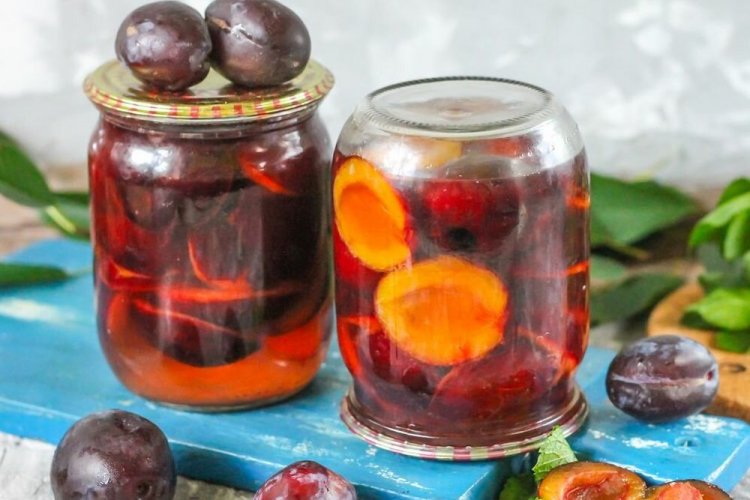 Pflaumenkompott mit Minze