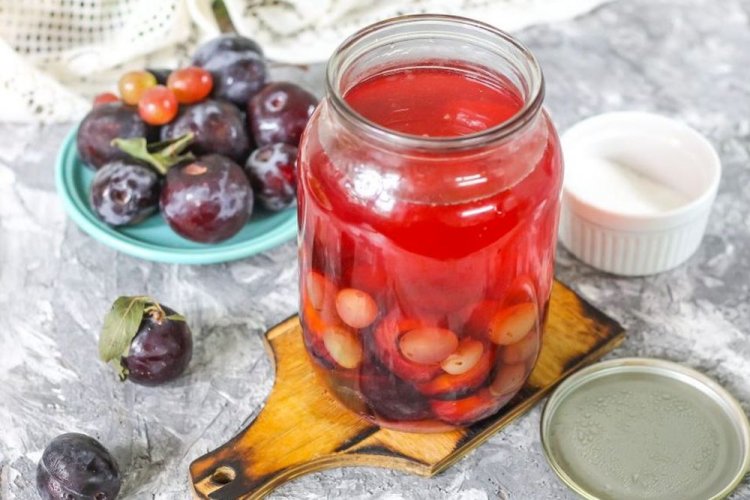Kompott aus Pflaumen und Trauben