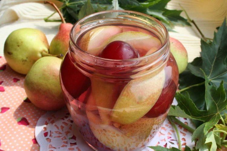 Fruchtkompott mit Birnen und Pflaumen