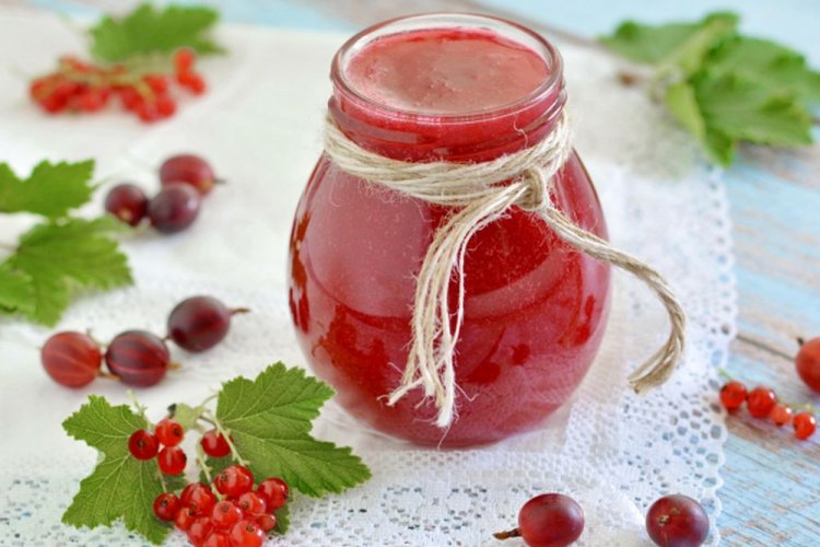 Redcurrant and Gooseberry Jelly