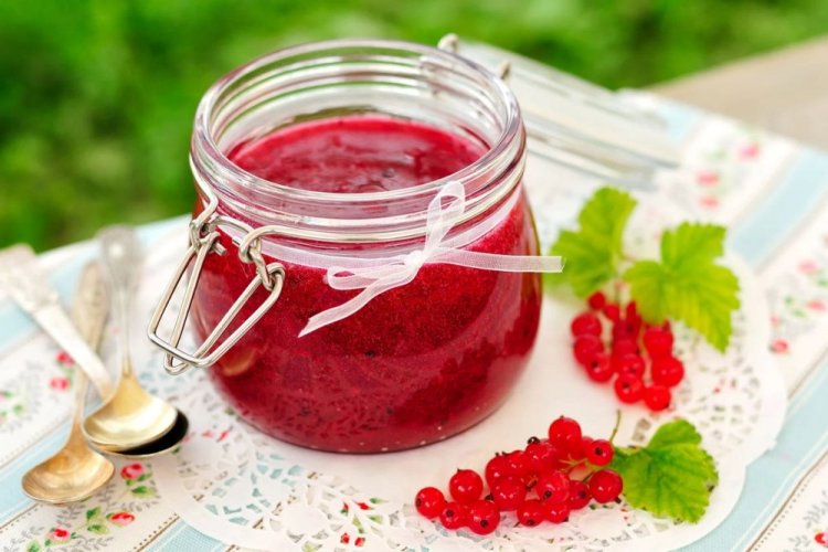 Redcurrant Jelly Made with a Meat Grinder