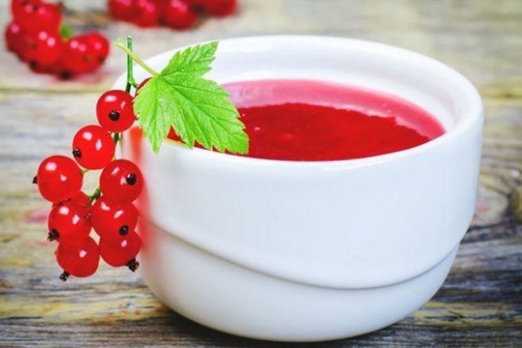 Redcurrant Jelly Made with a Juicer