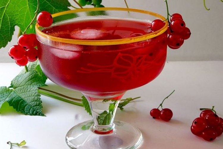 Redcurrant Wine with Live Yeast