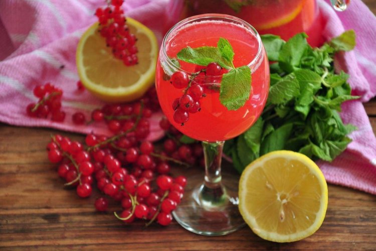 Redcurrant Wine with Lemons