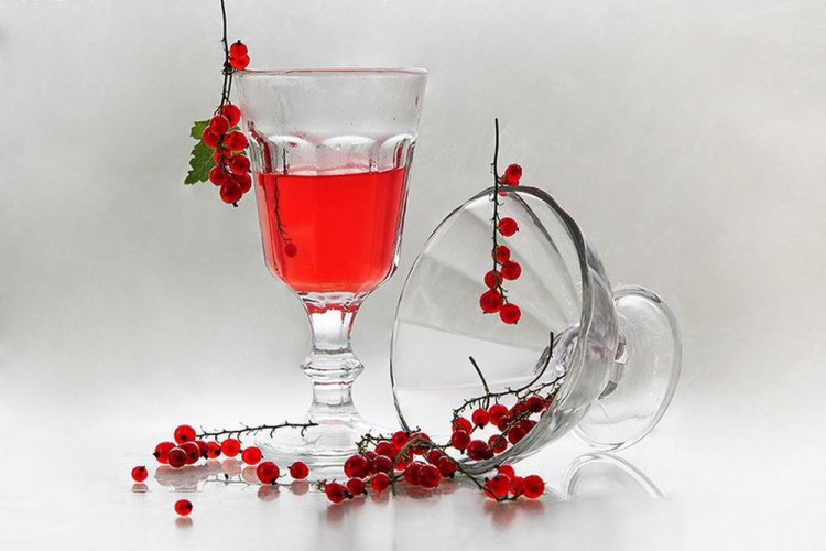 Redcurrant Wine with Raisin Starter