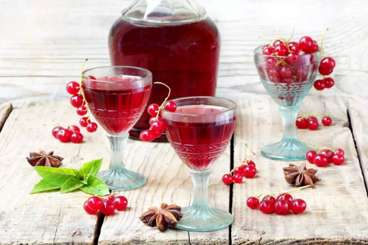 Redcurrant Wine with Aromatic Spices