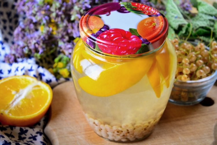Kompott aus weißen Johannisbeeren mit Orange für den Winter