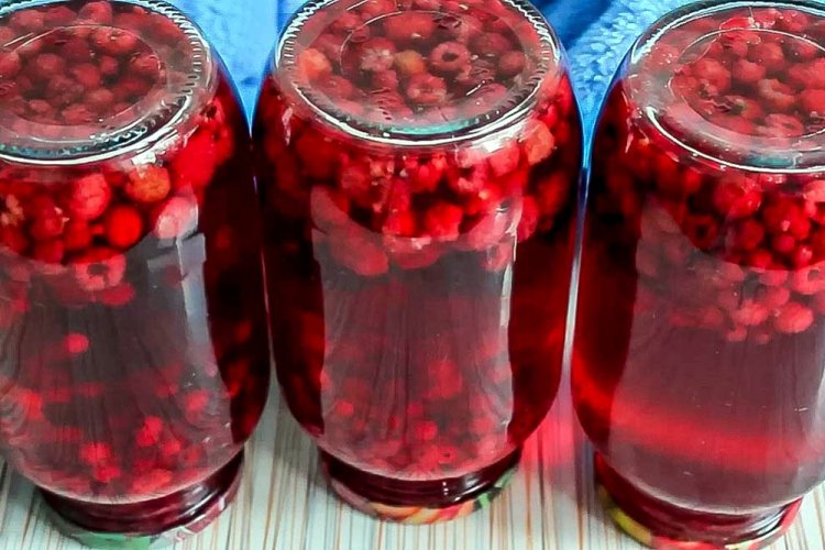 Kompott aus weißen Johannisbeeren und Himbeeren für den Winter