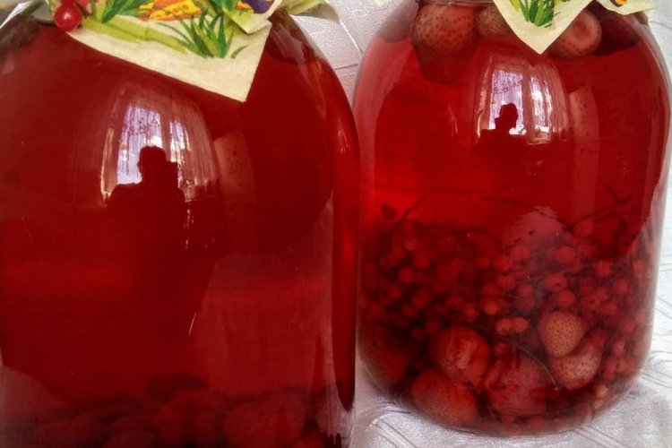 Kompott aus weißen Johannisbeeren und Erdbeeren für den Winter