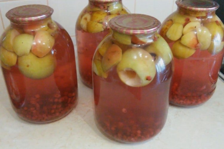 Kompott aus weißen Johannisbeeren und Äpfeln