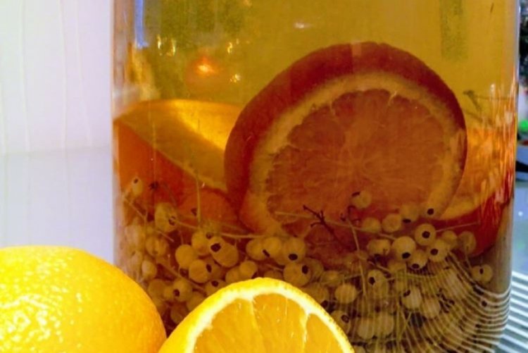 Kompott aus weißen Johannisbeeren mit Zitrone