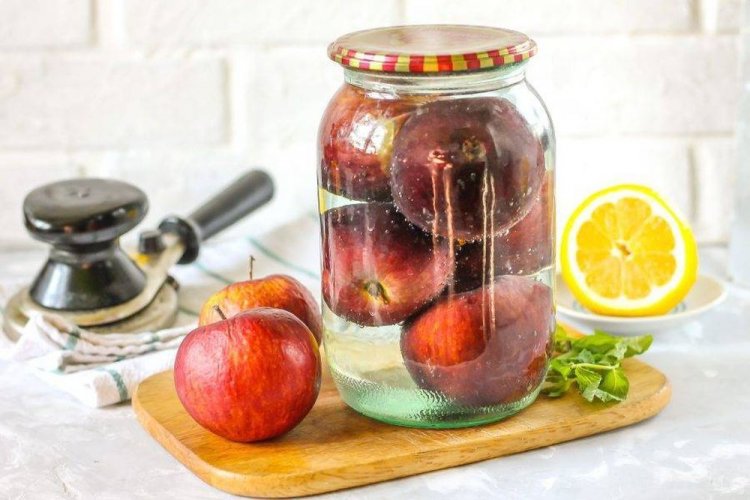 Kompott aus ganzen Äpfeln mit Melisse und Zitronensaft