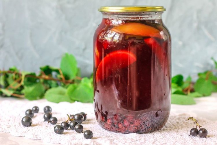 Kompott aus Äpfeln und schwarzen Johannisbeeren