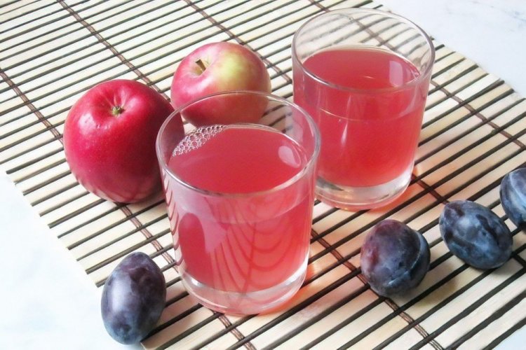 Fruchtkompott aus Äpfeln und Pflaumen für den Winter