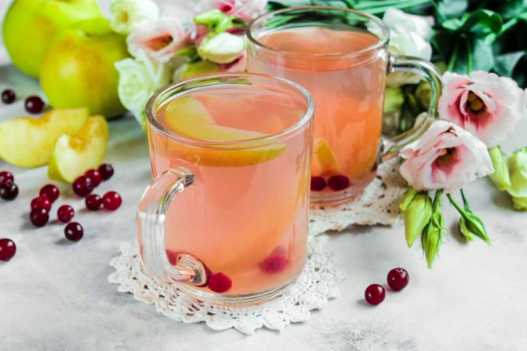 Kompott aus Äpfeln und Preiselbeeren