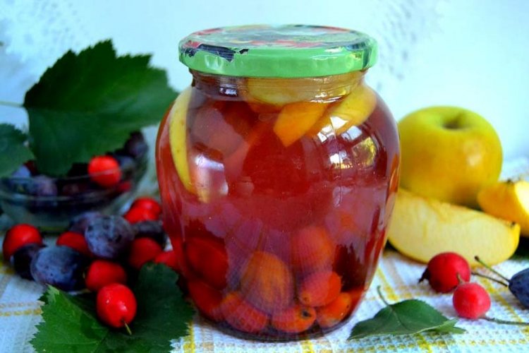 Kompott aus Äpfeln, Pflaumen und Weißdorn