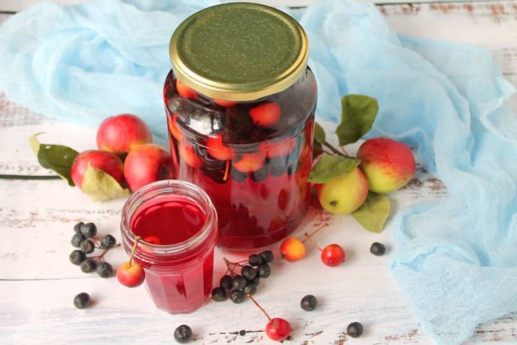 Kompott aus Äpfeln, Apfelbeeren und Weißdorn
