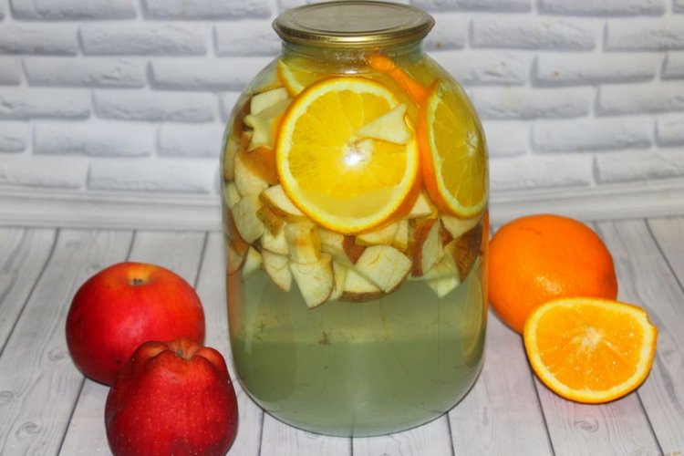 Kompott aus Orangen und Äpfeln mit Zitronensaft