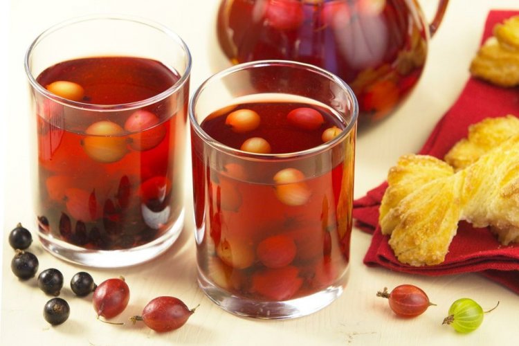 Kompott aus Stachelbeeren und schwarzen Johannisbeeren