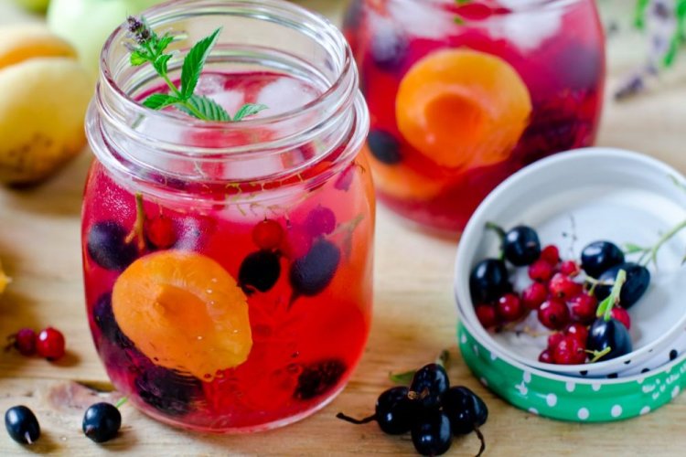 Kompott mit Aprikosen, schwarzen und roten Johannisbeeren