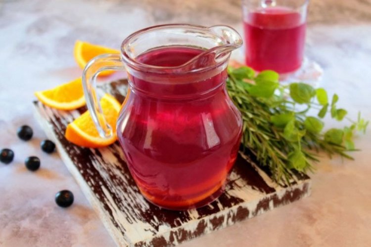 Kompott aus Orangen und schwarzen Johannisbeeren