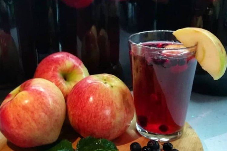 Kompott aus Äpfeln mit schwarzen Johannisbeeren