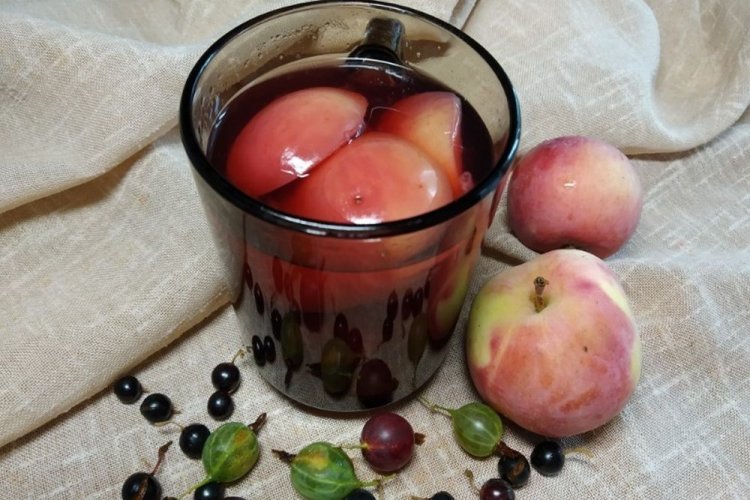 Kompott aus Äpfeln, Stachelbeeren und schwarzen Johannisbeeren
