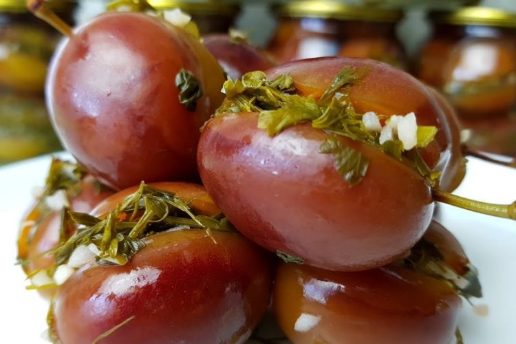 Eingelegte Pflaumen, gefüllt mit Knoblauch und Kräutern