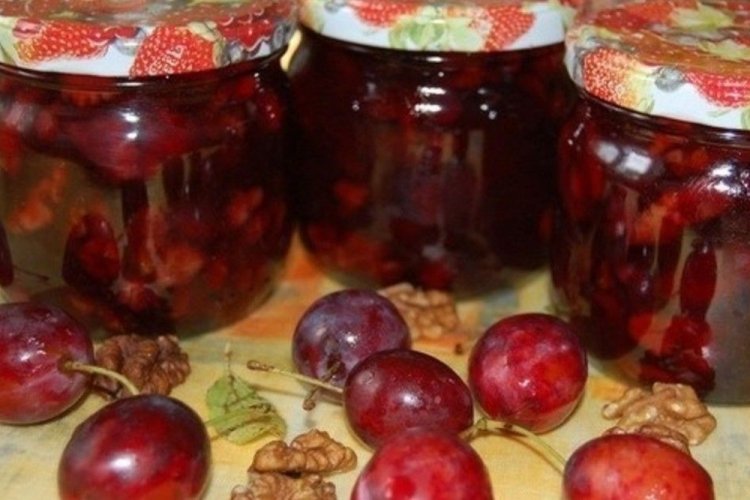 Eingelegte Pflaumen mit Walnüssen für den Winter
