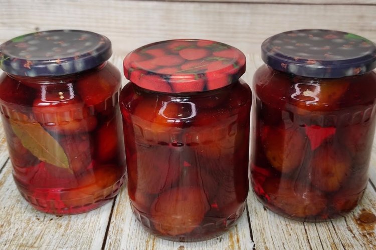 Eingelegte Pflaumen mit Weinessig und Nelken
