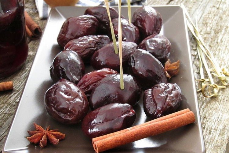 Eingelegte Pflaumen mit Zimt