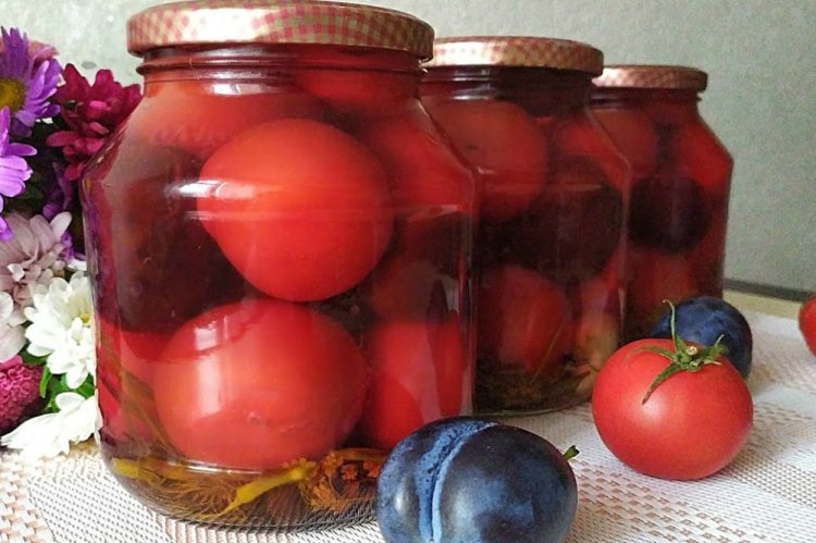 Eingelegte Pflaumen mit Tomaten für den Winter