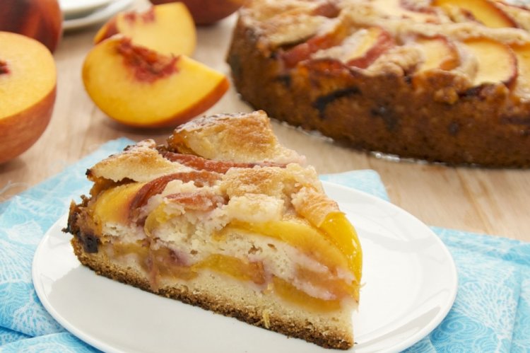 Постный пирог с персиками