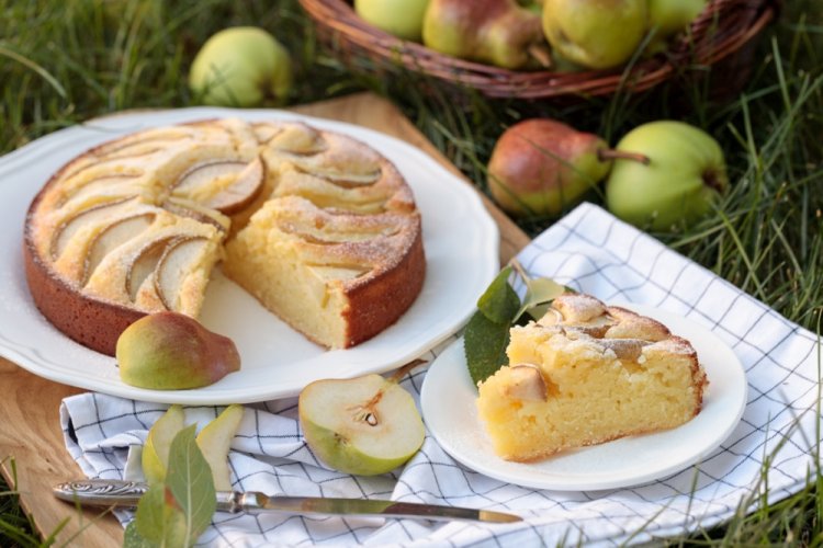 Пирог с персиками и грушами
