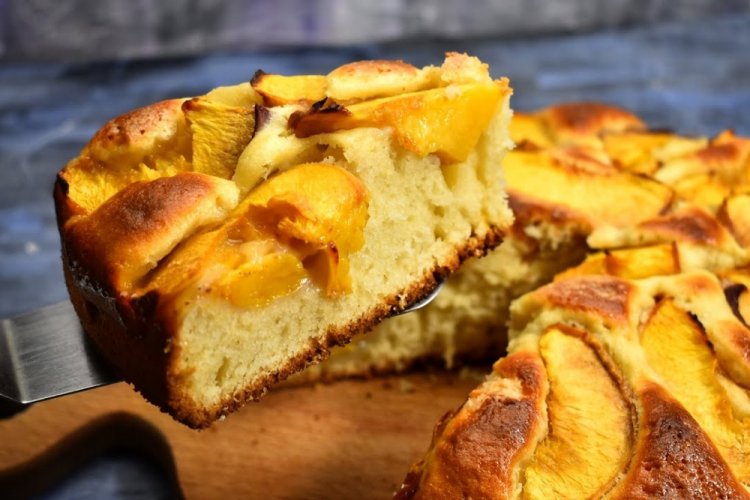 Пирог с персиками на сметане
