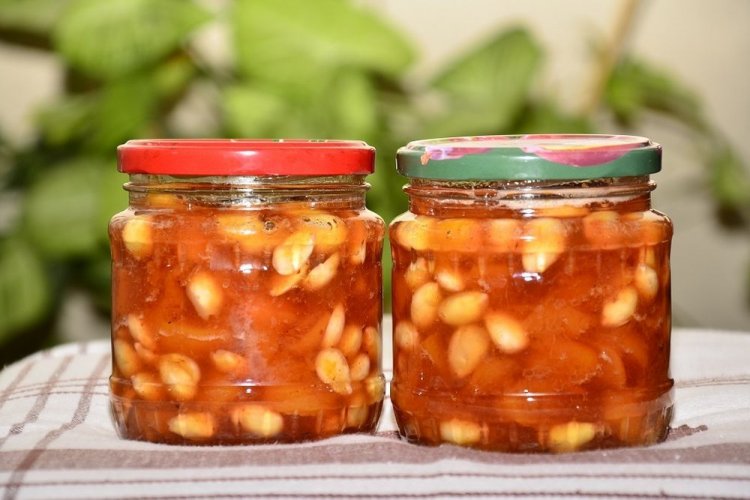 Mermelada de nectarina con almendras