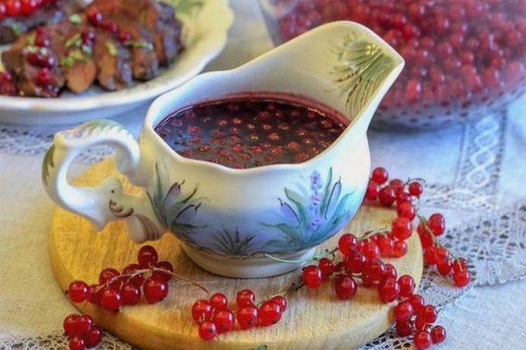 Salsa con bayas enteras de grosella roja y coñac
