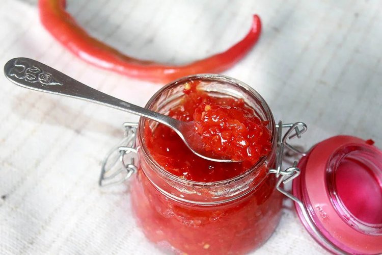 Salsa picante de tomates y grosella roja