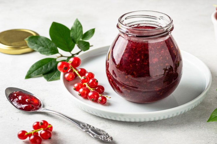 Salsa de grosella roja con canela y cardamomo