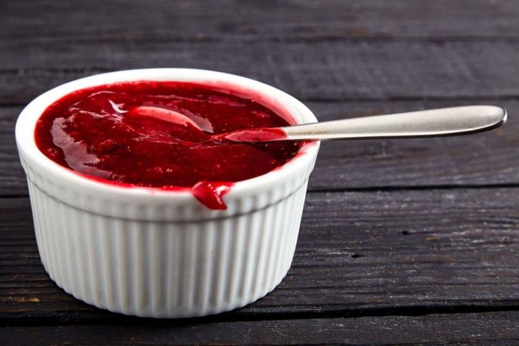 Salsa agridulce de grosella roja con zumo de limón