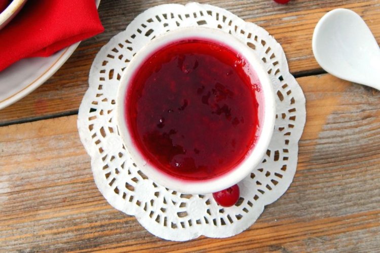 Salsa de grosella roja con rábano picante y ajo