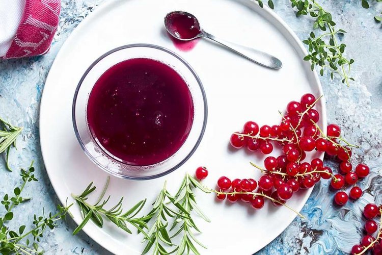 Salsa de grosella roja con romero y ajo