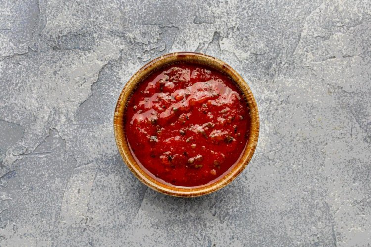 Salsa de grosella roja con albahaca y menta