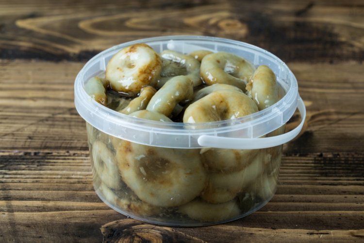 Setas de leche amarillas encurtidas para el invierno
