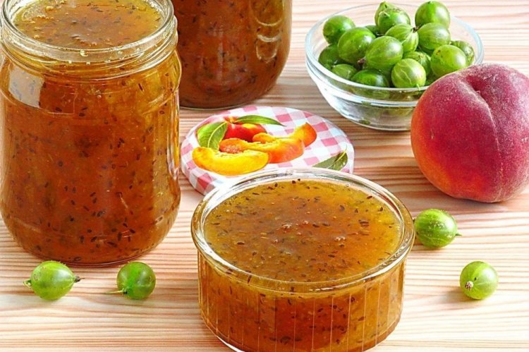 Rohe Pfirsich-Stachelbeer-Marmelade