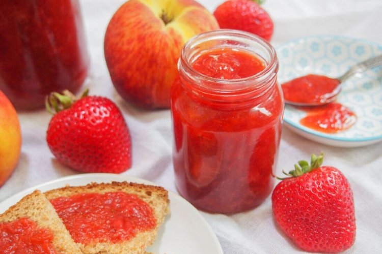 Pfirsichmarmelade mit Erdbeeren
