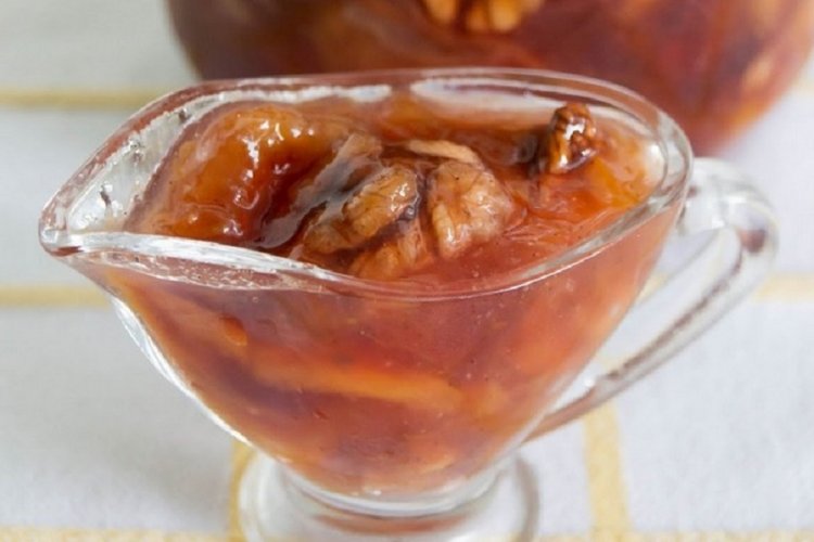 Pfirsichmarmelade mit Walnüssen