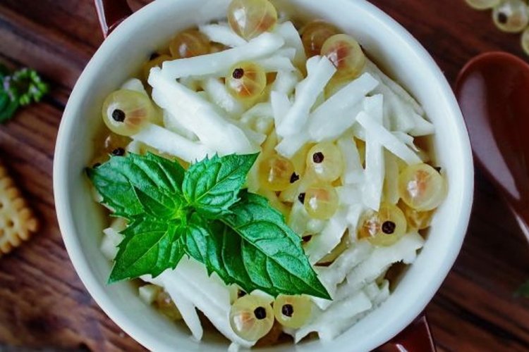 Rüben-Salat mit weißer Johannisbeere