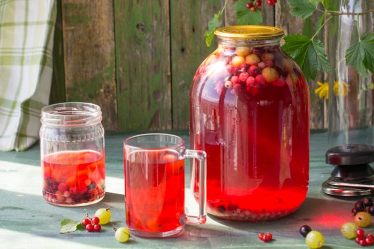 Sommerkompott mit weißer Johannisbeere