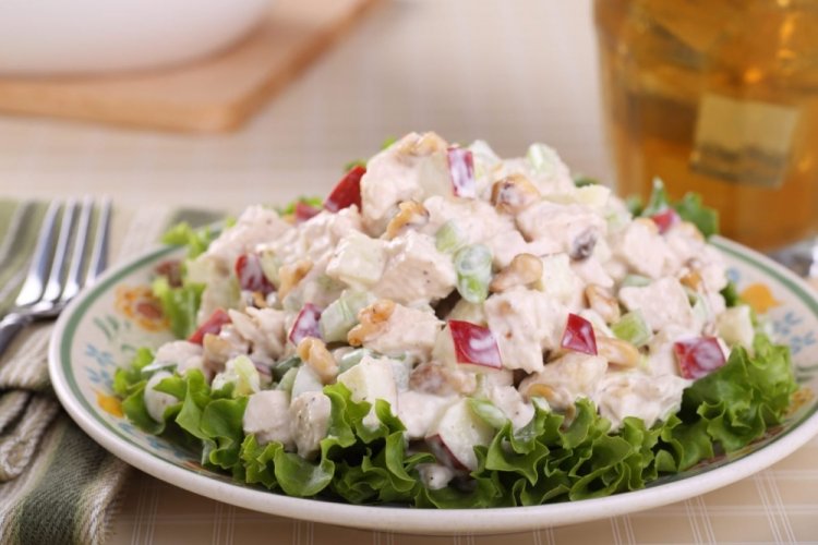 Salat mit Huhn und weißer Johannisbeere